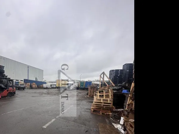 A LOUER TERRAIN 5 600 m² + PARKING SOUS-SOL 1300 ² - ORLY 
