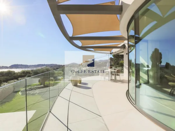 VILLA DE PRESTIGE: 411 m2, vue mer panoramique, 300 m de la plag 