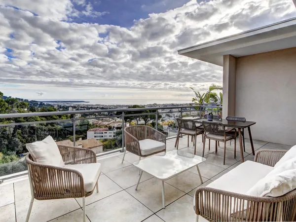 APPARTEMENT 4 Pièces vue mer Le Cannet 