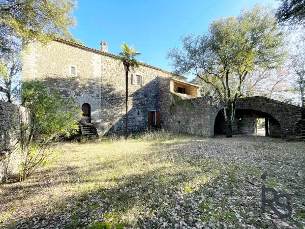 Ferme fortifiée de 260 m2 datant du XIIème siècle et 3,86 h 