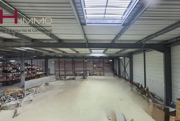 Local logistique, bureaux 2 200 m² 