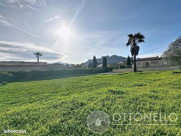 Terrain 692 m² ROQUEBRUNE SUR ARGENS 