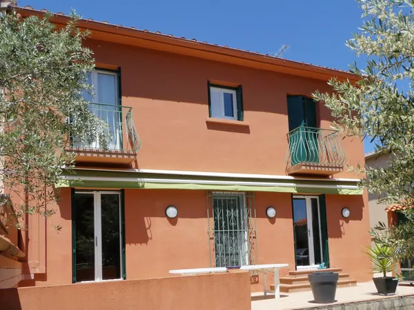 Grande villa 3 faces avec jardin arboré Saint-Estève 