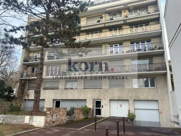 Grand local commercial / Bureaux - 353 m² + jardin & patio intérieur 