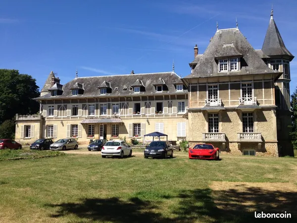 APPARTEMENT MEUBLE F2 45 M2 AU CHÂTEAU + TERRASSE PRIVATIVE DE 40 M2+ JARDIN DE 10000M2+ PLACE DE 