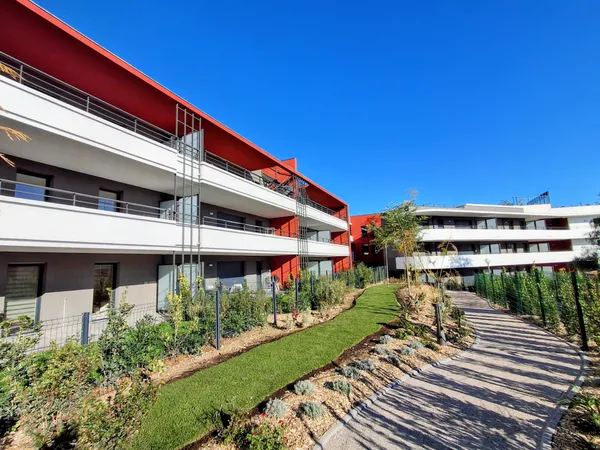 VILLENEUVE LOUBET IMMEUBLE NEUF: 2PCS + GARAGE 