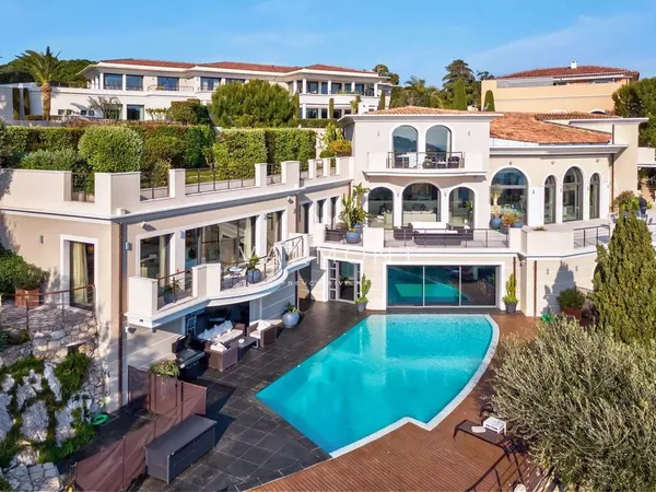 Villa 1200 m² 