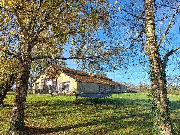 Grange en pierre de plus de 600 m² avec piscine au calme à Saint Martin des Fontaines 