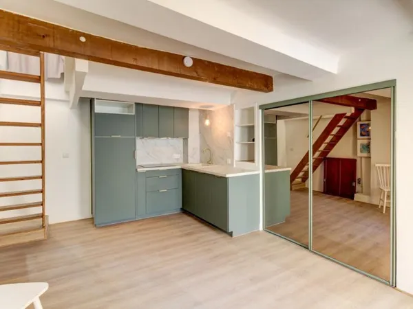 Grand 2 pièces en duplex – Centre-ville – Charme et calme !