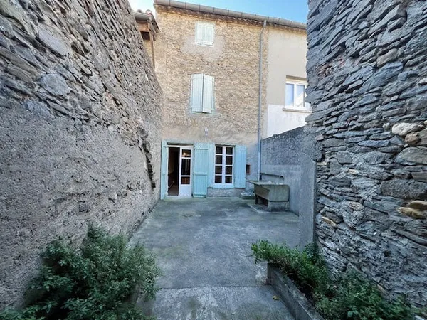 Maison de village avec cour 