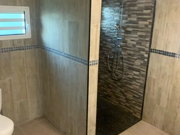 Loue Maison F4 mitoyenne avec cours 