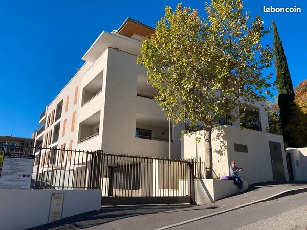 GRAND GARAGE à LOUER 