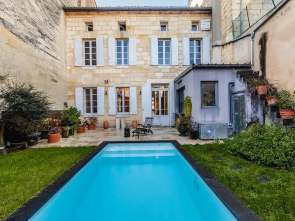 LIBOURNE : Maison familiale avec jardin et piscine au coeur de l 