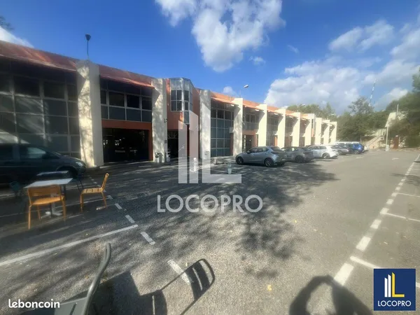 Local commercial 1 558 m² 