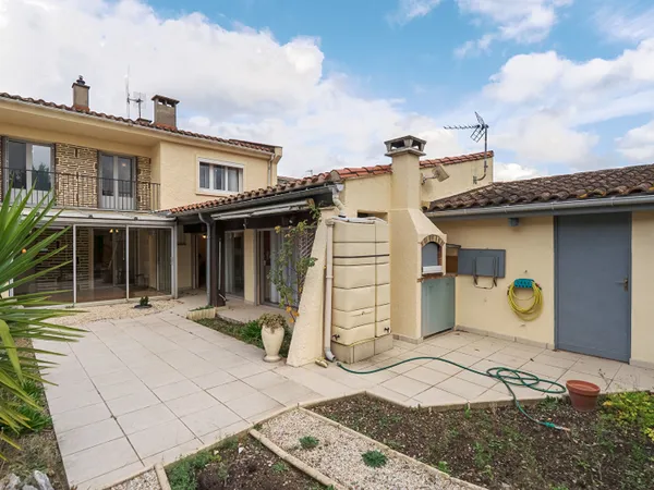 CARCASSONNE - PROCHE CENTRE - Maison T6 160m² (129m² hab.) avec jardin, véranda, carport, et 