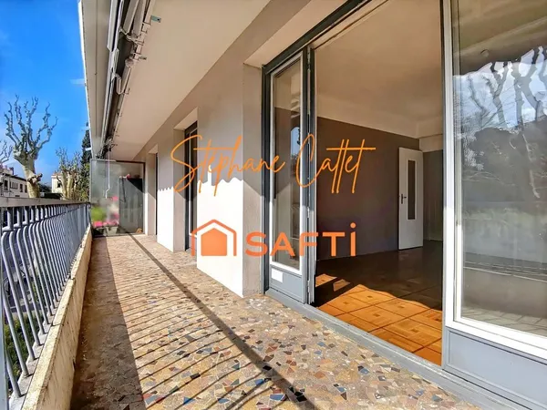 Plein centre avec toutes commodités et écoles à pied 