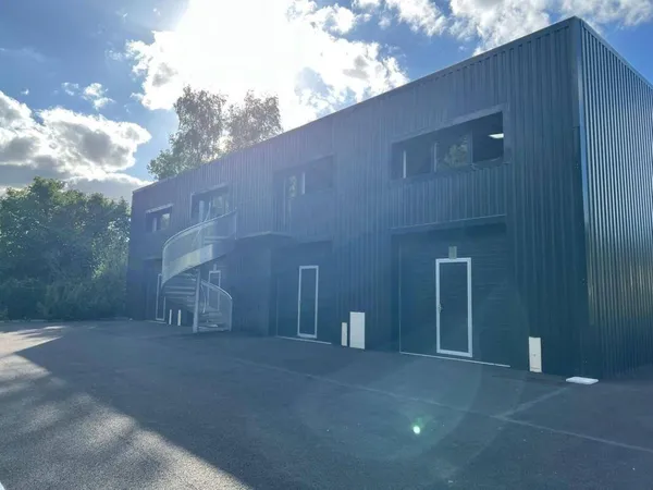 Local d'activité 150 m² 