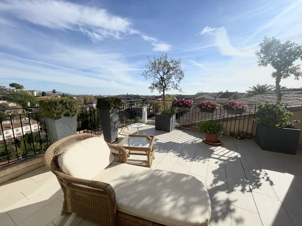 RARE À VENCE : appartement-villa en dernier étage de 110 m2 
