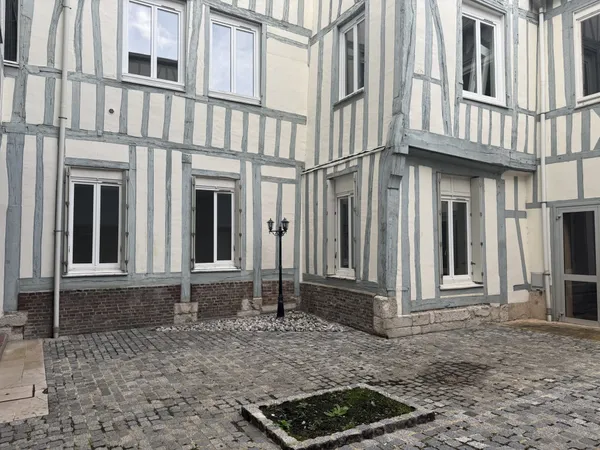 Appartement F3 rez-de-jardin hypercentre 