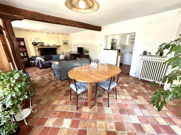 Maison en pierre, beaucoup de charme, bien située 
