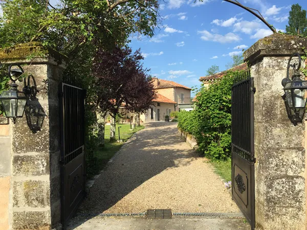 A VENDRE MAISON ANCIENNE DE PLUS DE 350m² avec maison d'amis, dépendances, piscine et plus 