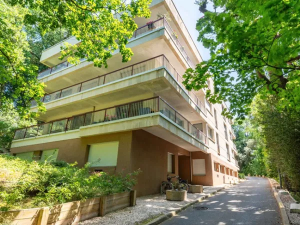 Location appartement meublé 75m², dans résidence sécurisée, parking,2 chambres,cuisine 