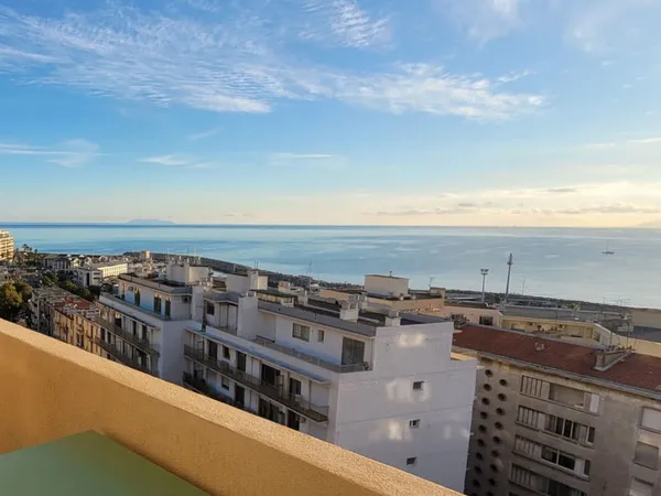 Rare à la vente : vaste T3 en DERNIER ETAGE avec vue mer en ville à proximité de Toga 