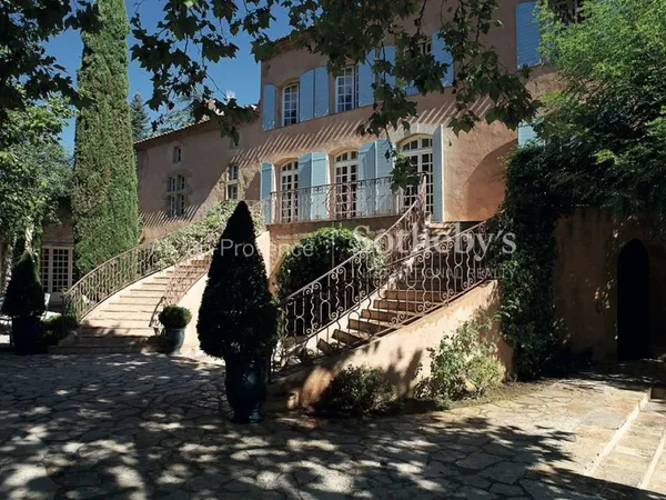 Domaine viticole prestigieux, 276 hectares de nature à couper le souffle, magnifique château. 