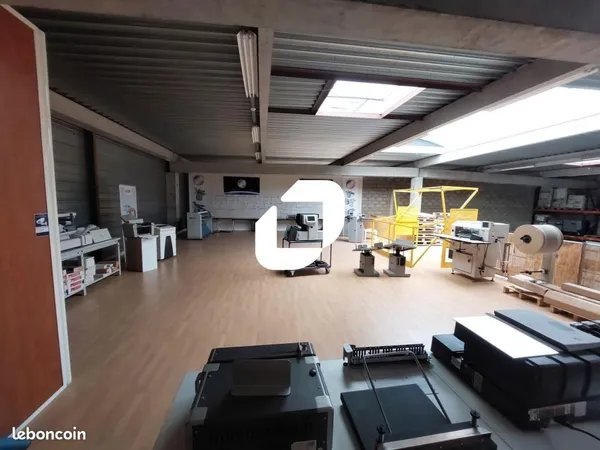 Local d'activité 785 m² 