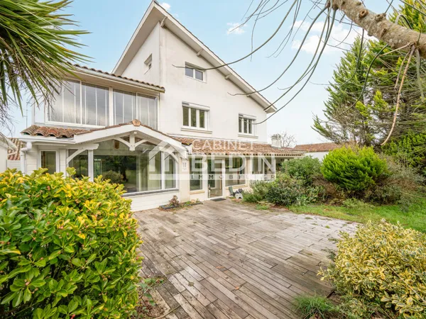 Maison 8 pièces 240 m² 