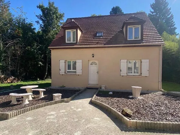 MAISON FAMILIALE AVEC TERRASSE ET JARDIN 