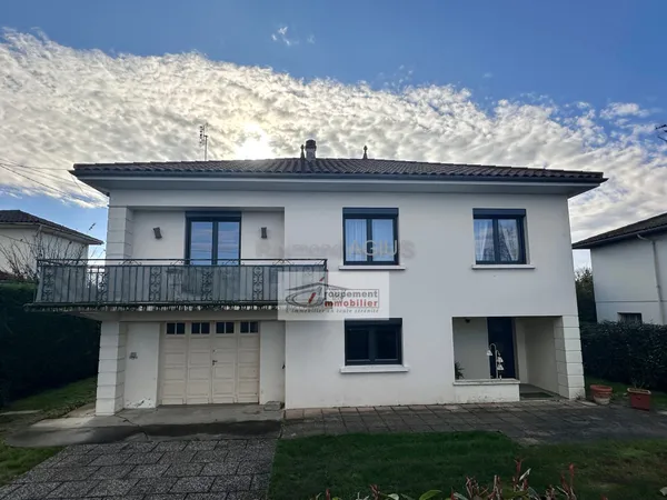 Maison lumineuse de 4 chambres avec piscine dans un quartier 