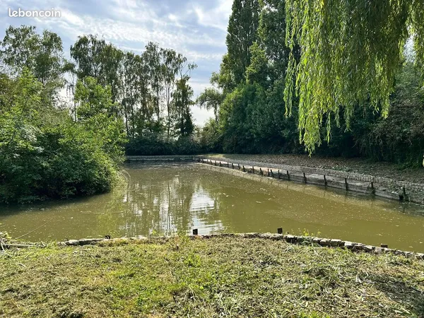 Etang de pêche avec numéro de hutte 
