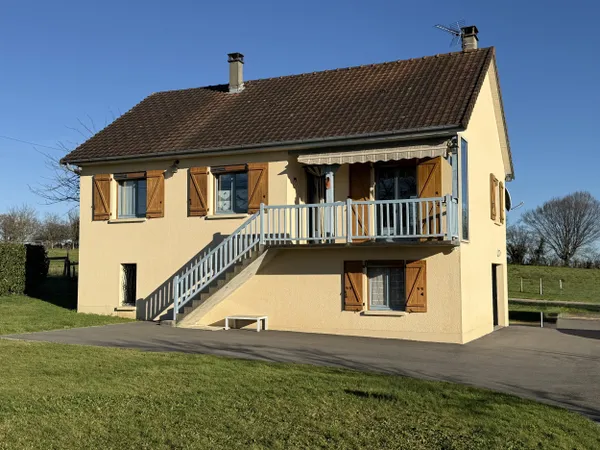 MAISON TRADITIONNELLE HANGARS TERRAIN 