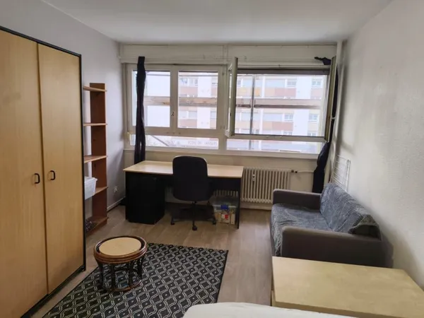 Belle grande chambre  meublée avec piscine