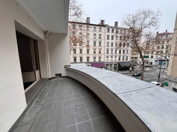 Appartement spacieux avec balcons à Saxe-Gambetta 