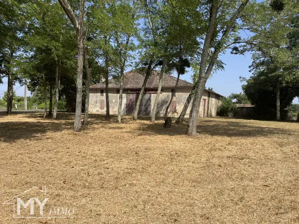 Mouliets et Villemartin : Chai viticole 300m². 