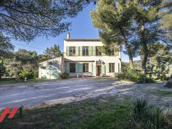 BASTIDE PAGNOLESQUE DE 250 M2 SUR 16000 M2 A DEUX PAS DU GOL 