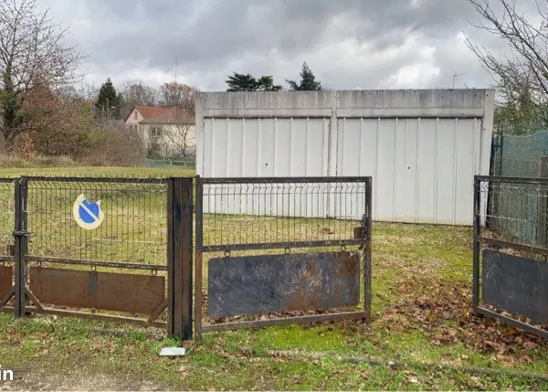 Terrain constructible de 343 m² avec garage et abri de jardin 