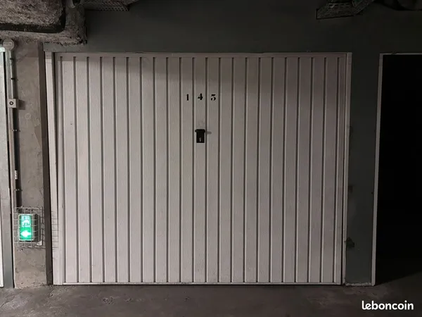 Parking/box 12 m² SAINT DENIS 