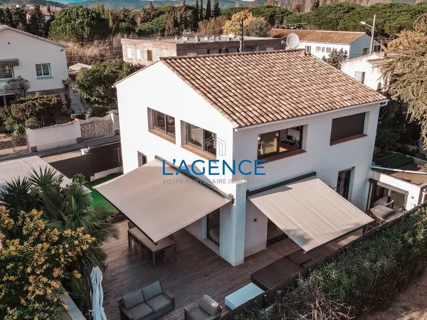 Exceptionnel à L'Ayguade à 200m de la plage superbe villa de 