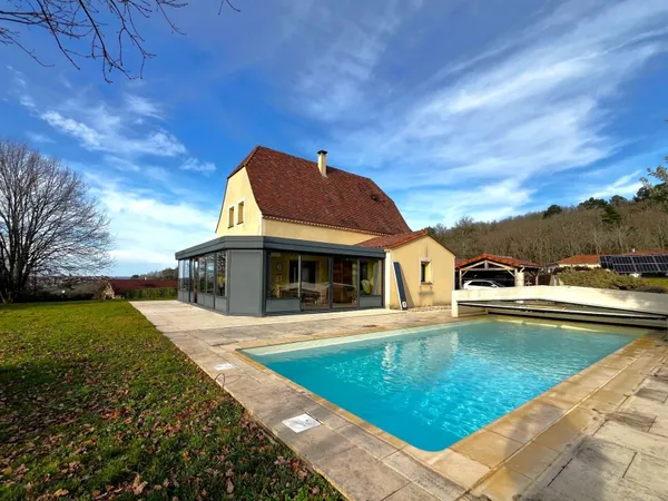 Maison d'architecte avec sa piscine, vue sur Domme et sur la 