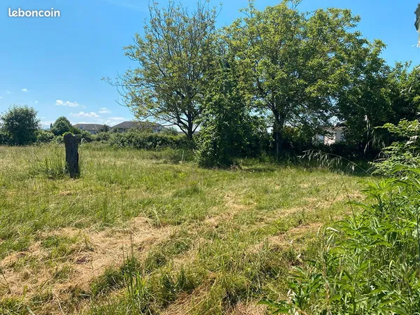 Terrain 600 m² LESCAR 