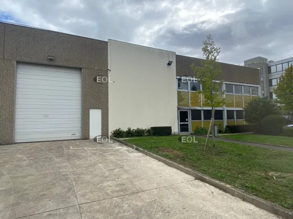 Local d'activité 705 m² 