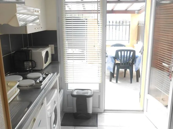 Studio de 2 pièces meublé/équipé avec SdB et terrasse couverte 