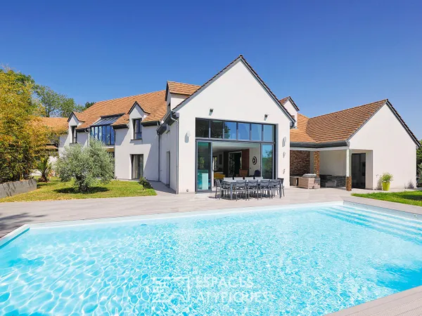 Maison d'architecte avec piscine et jardin paysager 