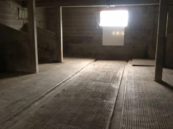 Parking - Garage Location Bécon-les-Granits   300€