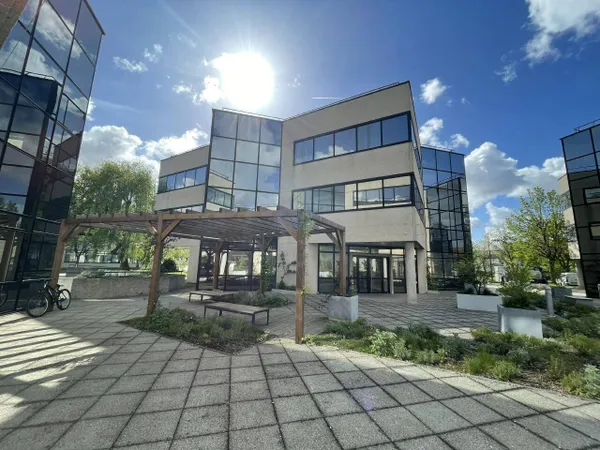 Local d'activité 1330 m² 