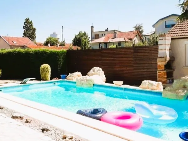 Colocation en Maison individuelle Piscine/Jardin/Terrasse/Parking (à 05 Minutes du pont de 