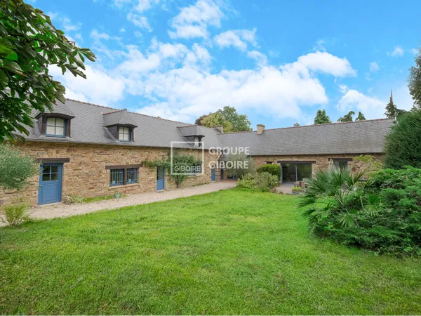LONGERE RENOVÉE - BOURGBARRE - TERRAIN DE 3600 M² - EXPOSITION SUD-OUEST - CALME - PLAIN-PIED - 